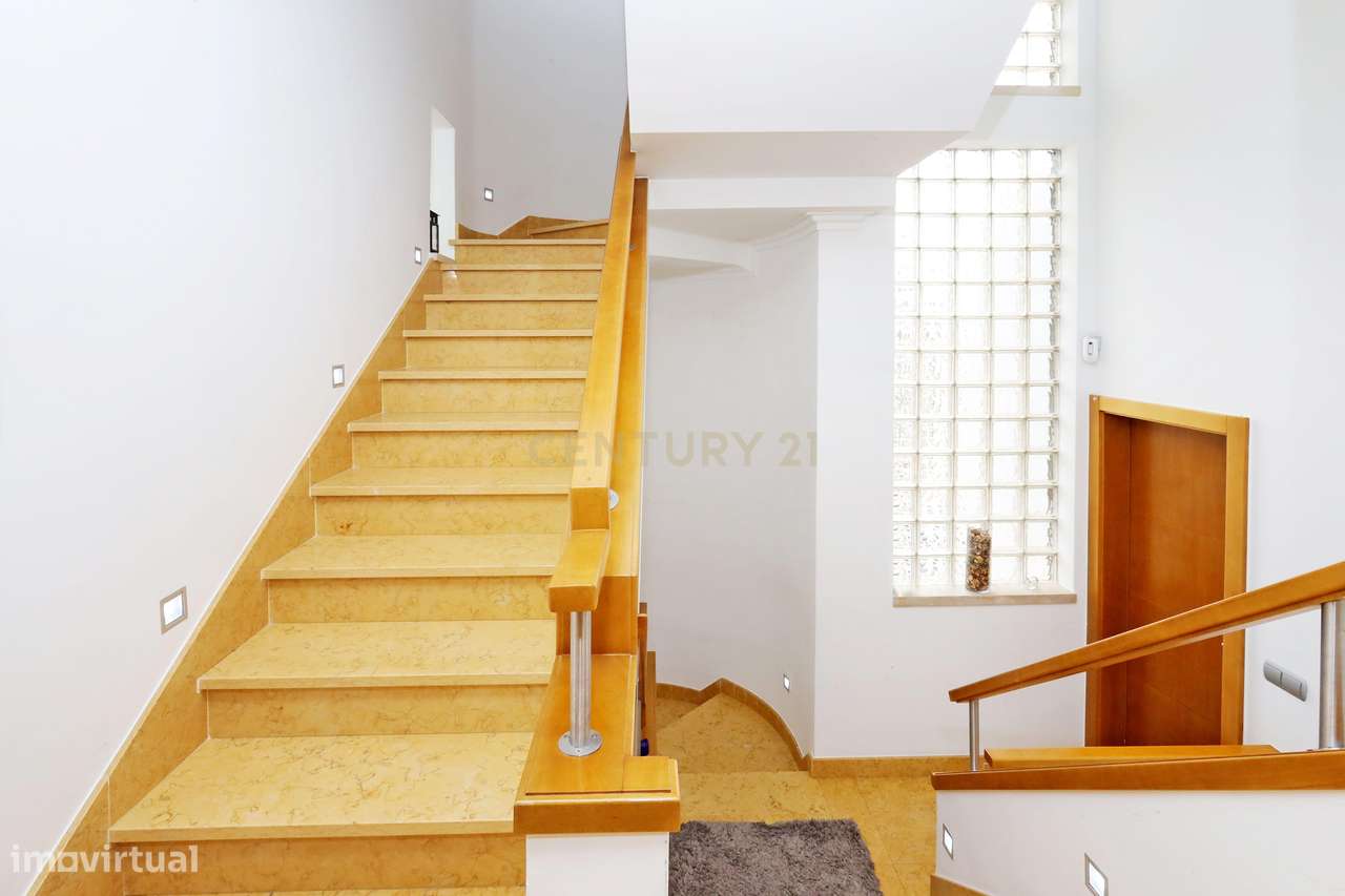 Moradia Isolada com 5 Quartos em Odivelas-43