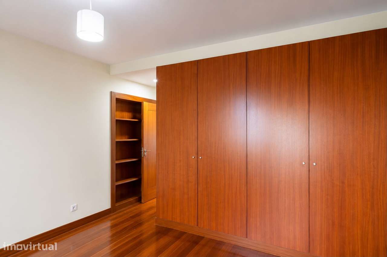 Apartamento T5 com 4 casas de banho e garagem-18