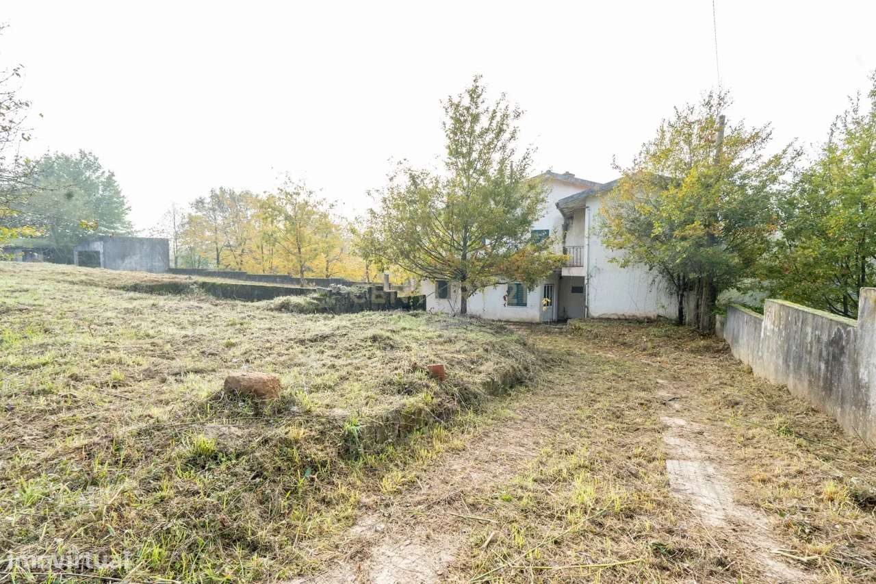 Moradia de dois pisos de tipologia T4 com terreno-49