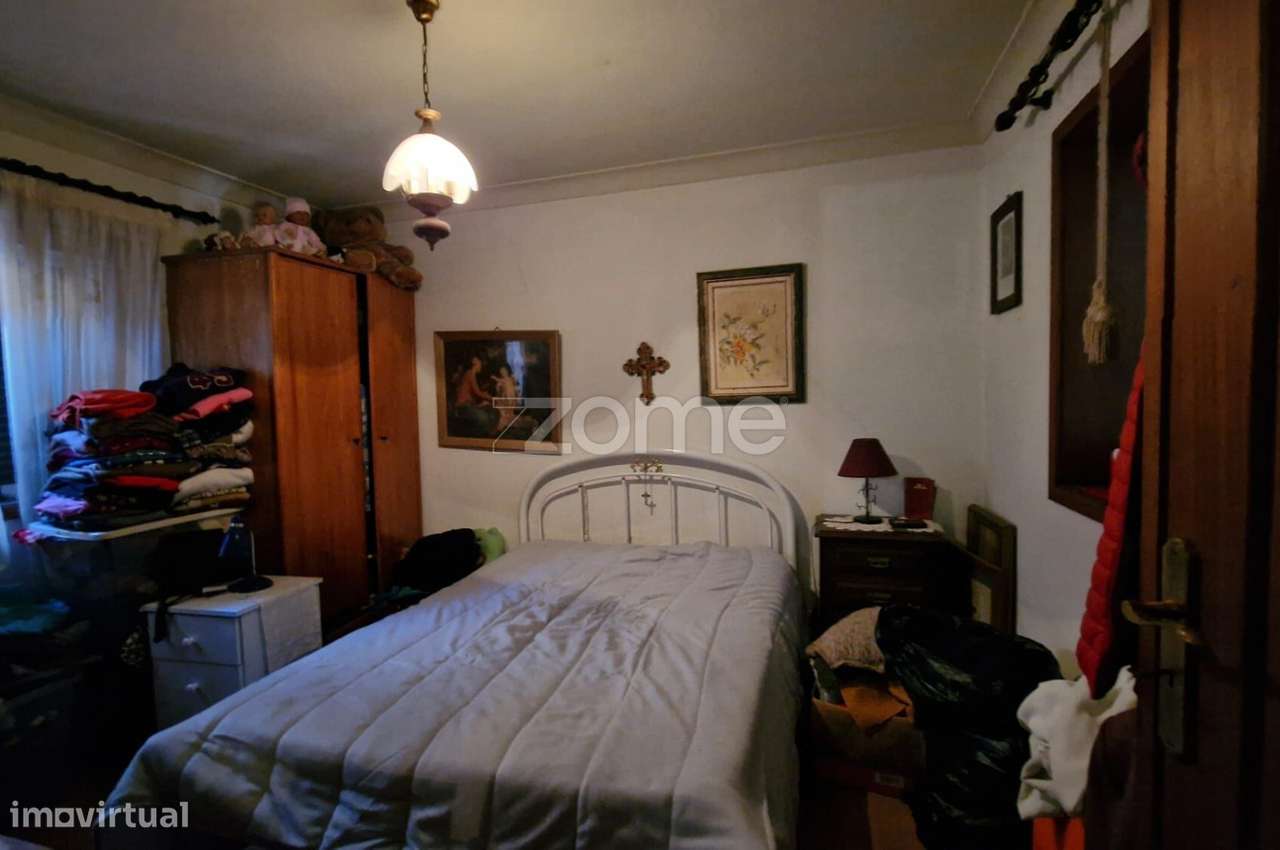 Moradia com terreno e anexos-15
