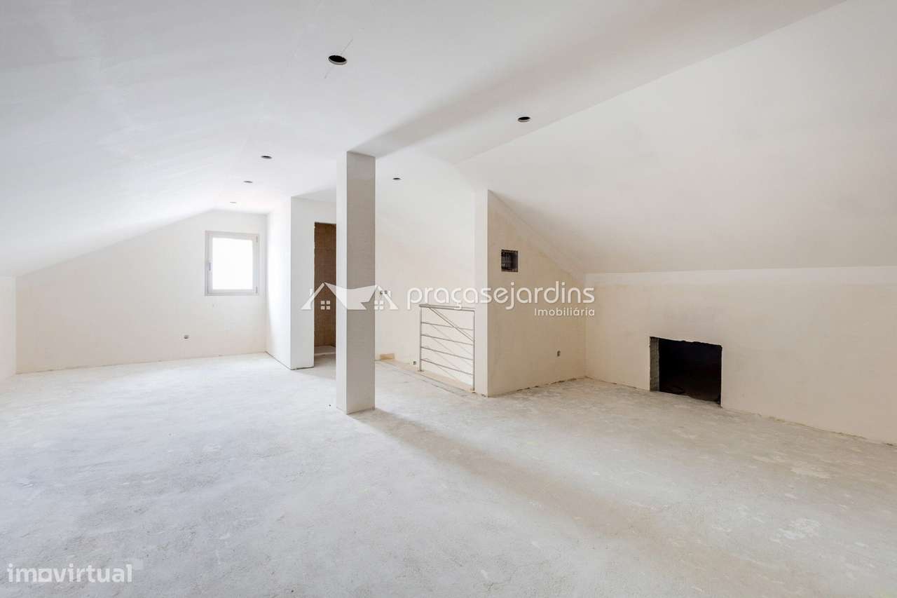 Moradia T3 com Garagem para 3 Viaturas a 5 Minutos de Leiria-8