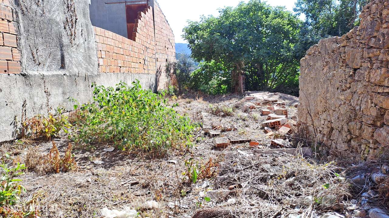 Moradia T2 para Reconstrução no Centro de Almalaguês-25