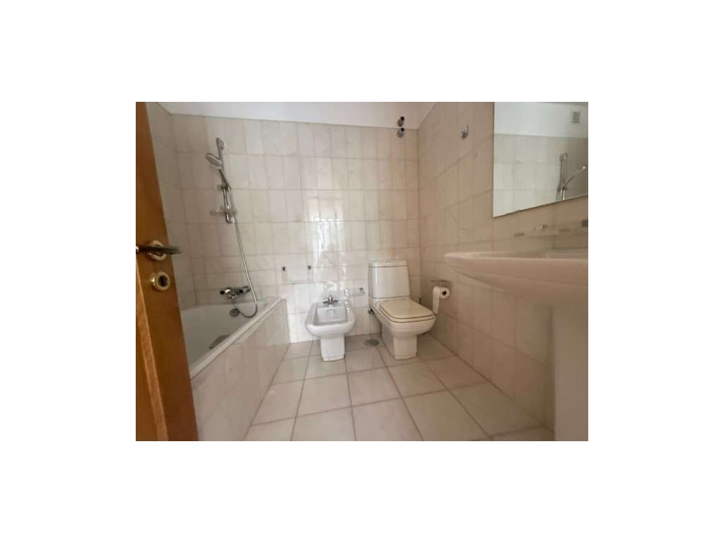 Moradia V3 na Senhora da Hora - Localização Premium!-17