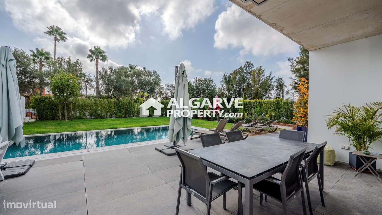 Moderna Moradia T4 com Piscina e Jardim em Almancil-22