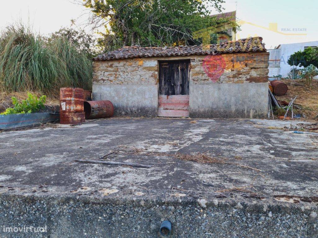 Casa de arrumos em pedra com terreno em Figueiró dos Vinhos