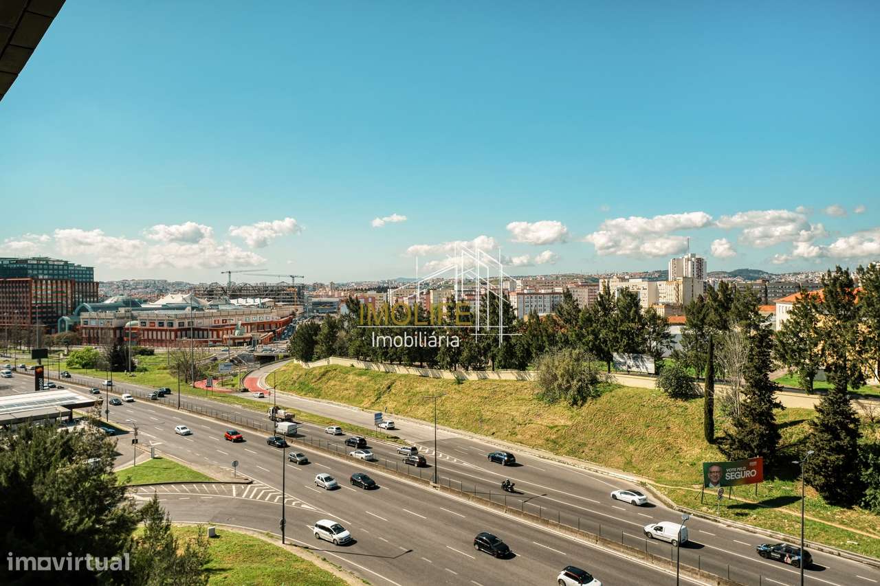 Apartamento T2 com Vista Desafogada em Benfica-36
