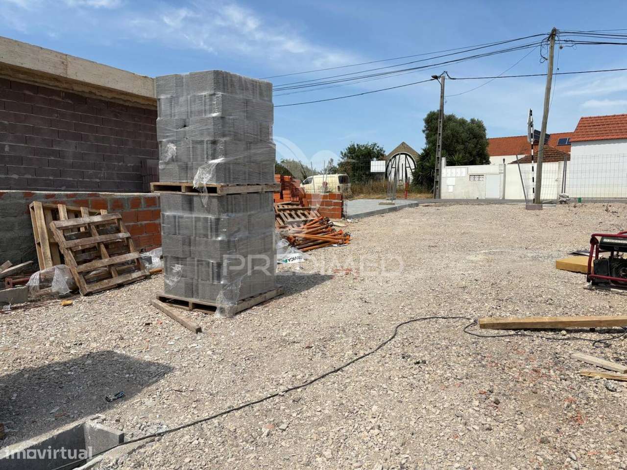 Moradia T4 térrea, com 3 suites e piscina no Condomínio Tower Village - Grande imagem: 4/35