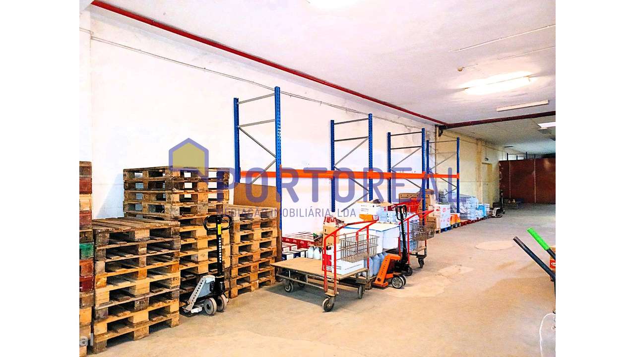 Armazém 2 entradas na Rua Zambeze- Porto-6