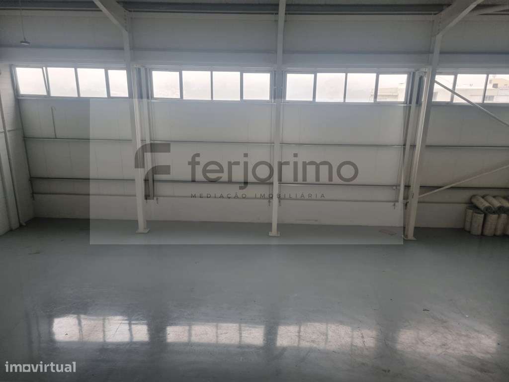 Armazém - Arrendamento 

* lote 3

* com 470 m - Grande imagem: 3/8