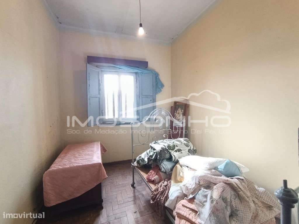 Moradia para Restaurar com Pátio, Garagem e Terraço-17