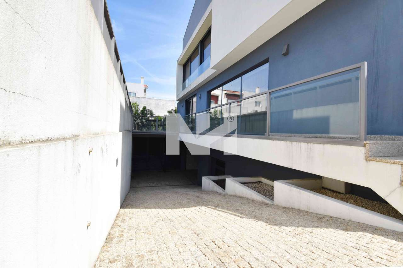 Moradia T4 | 4 Suites | Jardim | Centro | Maia-13
