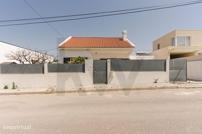 Moradia T3 à Venda em Fernão Ferro – Totalmente Renovada com Garagem e-15