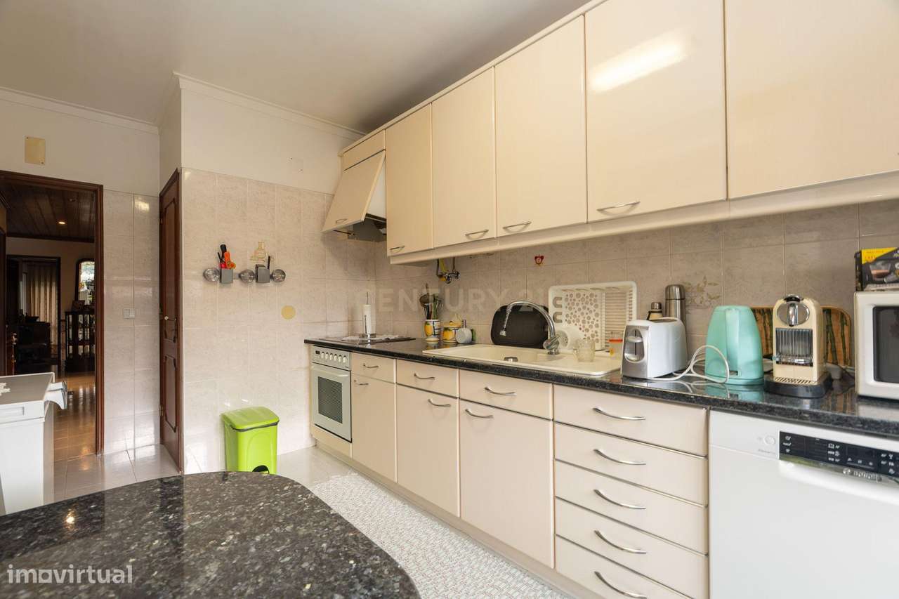 Apartamento de tipologia T2, com box e varandas, localizado em Rio de-13