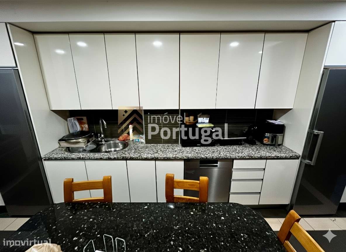 Amplo Ap. T4 Equipado, Prédio com Garagem Box e 2 Elevadores-2