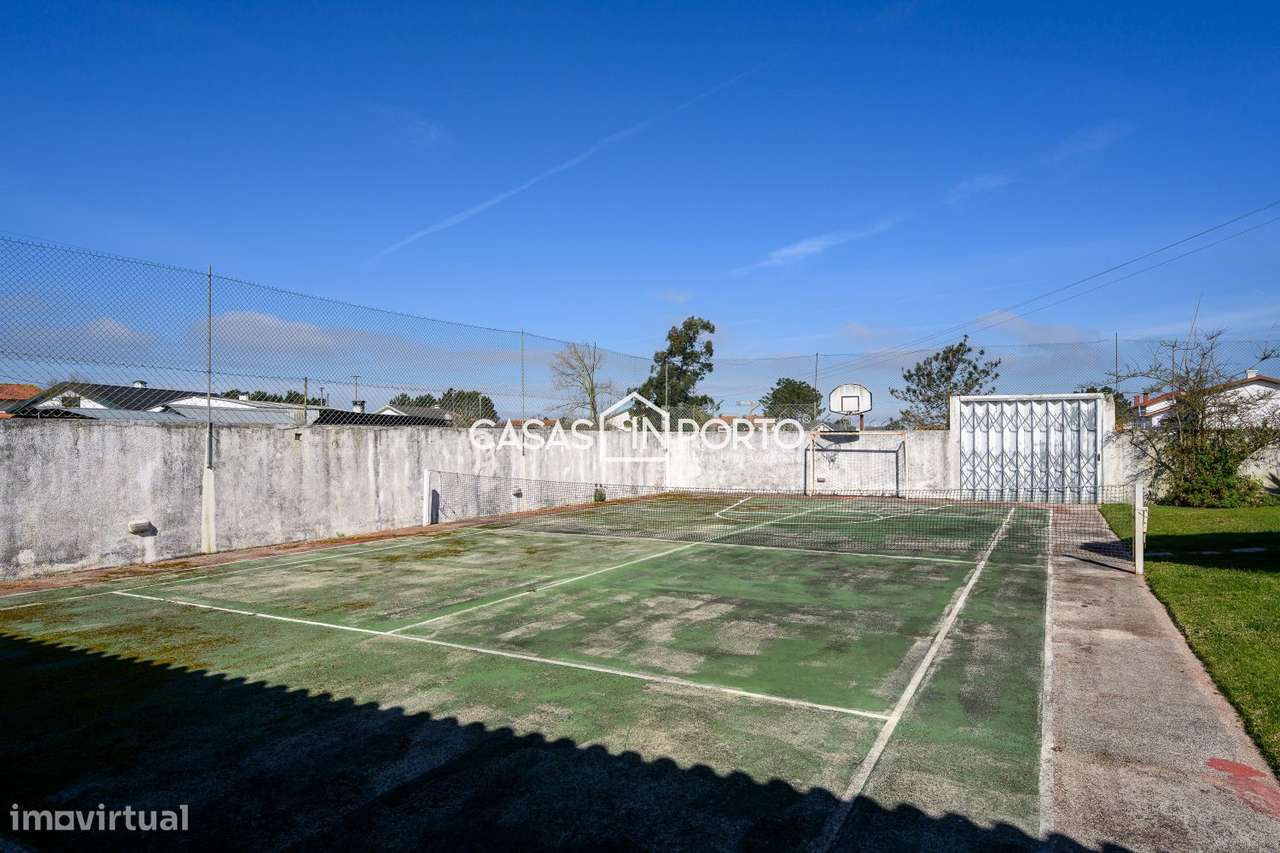 Moradia V5 - Estilo Americano com Piscina e Campo de Ténis – Entre-12