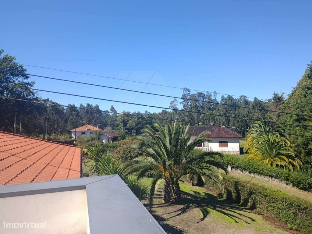 Moradia com terreno envolvente, espaços amplos e excelente potencial-13