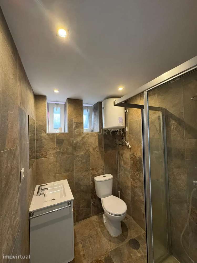 T2 Renovado no centro do Porto – Acesso direto a pátio + arrumo com lu-22