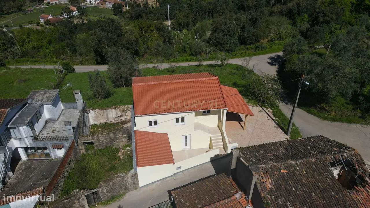 Moradia T3 de dois pisos com terreno totalmente renovada a cinco minut-49