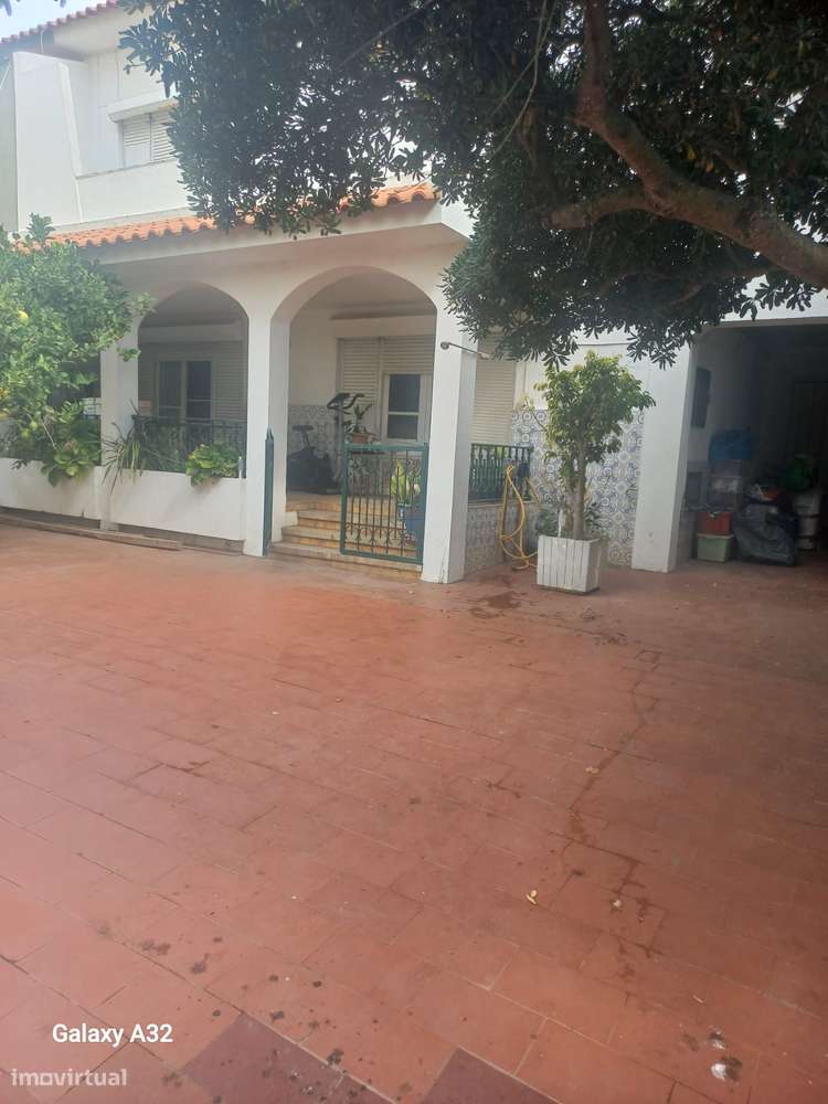 Excelente moradia centro Costa Caparica-8