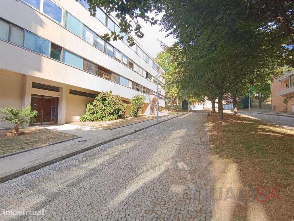 Apartamento T3 de gaveto com varandas, garagem fechada e excelentes...-41