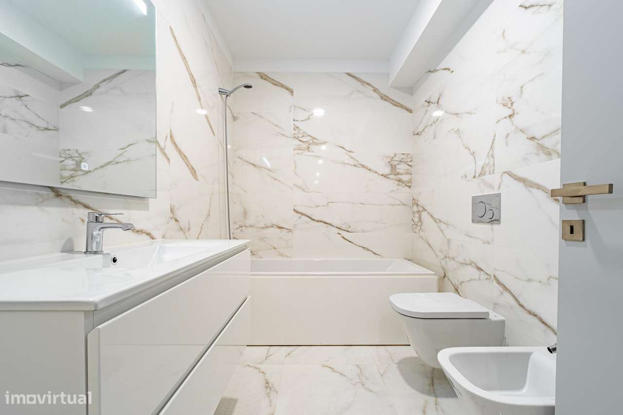 T4 amplo, 4 suites e estacionamento 4 carros – Marquês, Porto-29