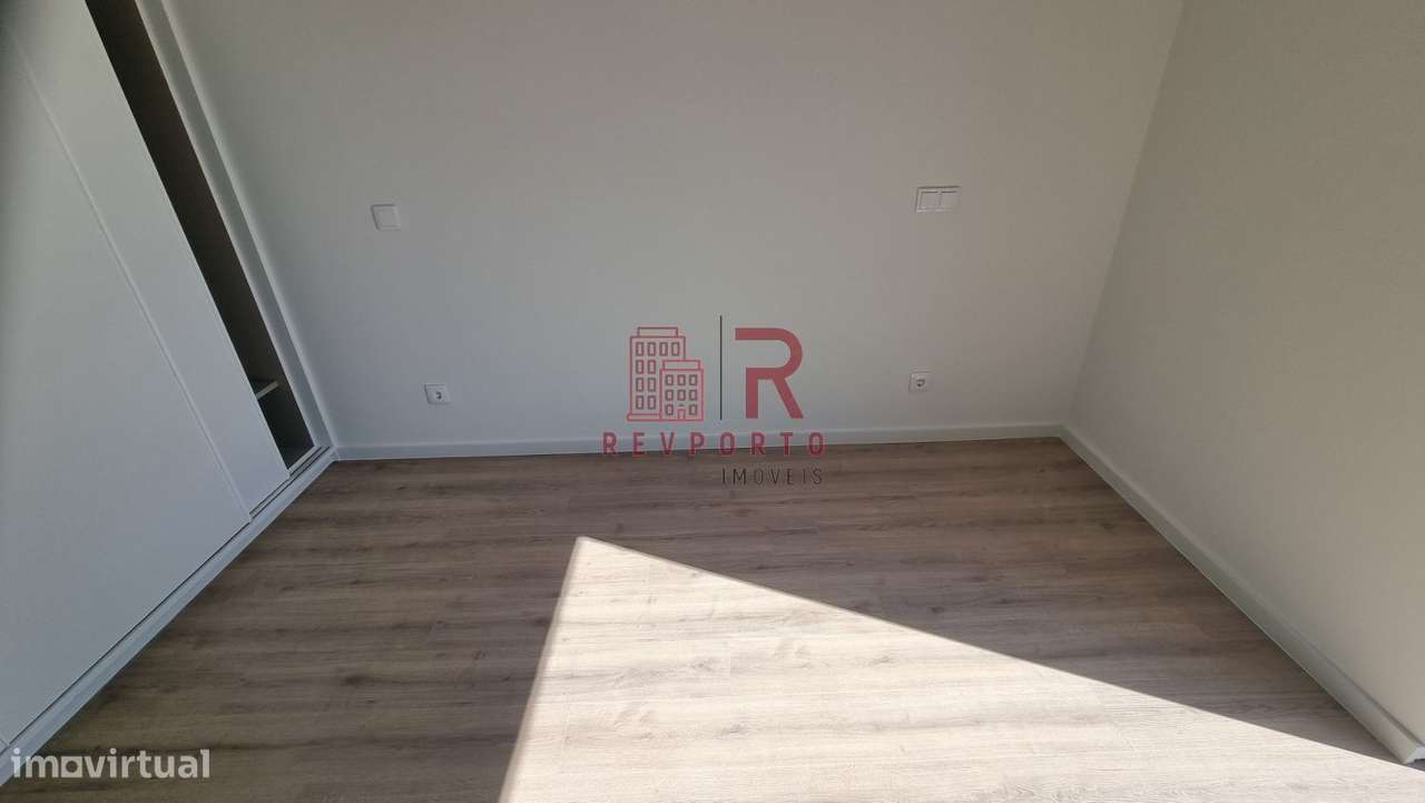 Apartamento T2, com 2 suítes, varanda, jardim e garagem-27