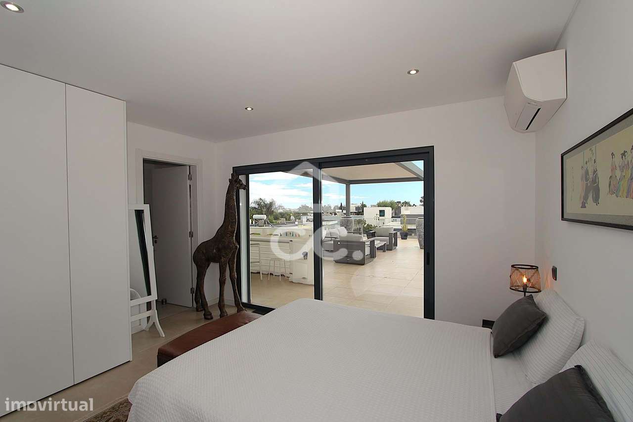 Moradia T3 com piscina, terraço e garagem ampla em Alcantarilha-17