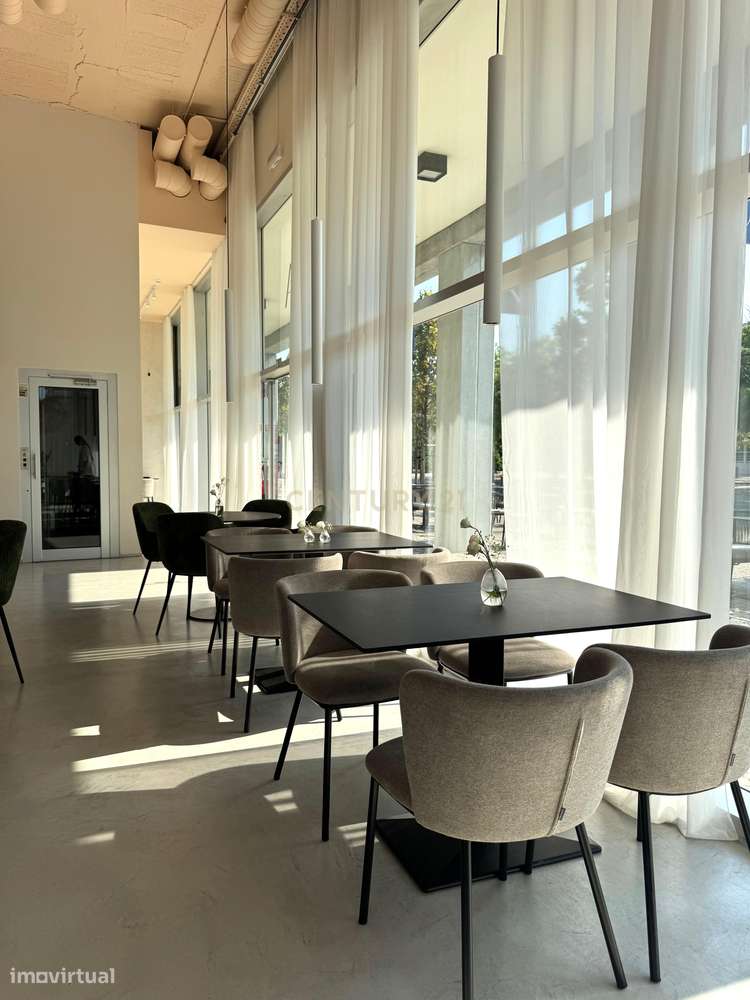 Trespasse de Restaurante (270 m2 + 2 esplanadas + 9 lugares de estacio-15