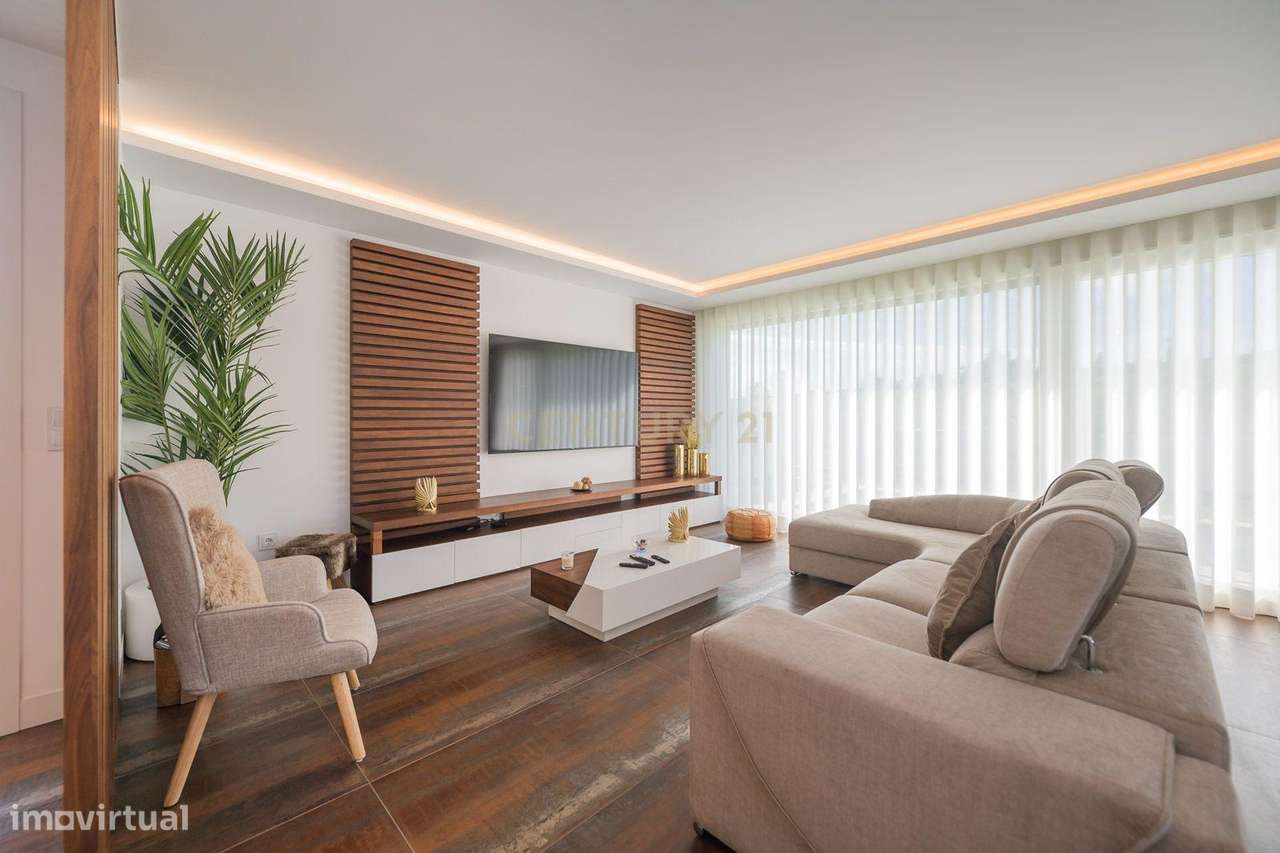 Excelente moradia geminada V4 em Urbanização nova na zona de Albarraqu-13