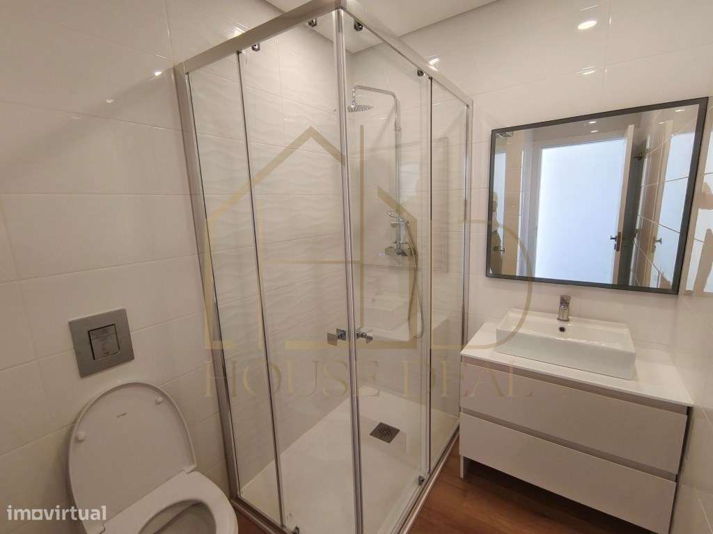 MODERNO Apartamento T1 com Logradouro. Quinta do Conde-17
