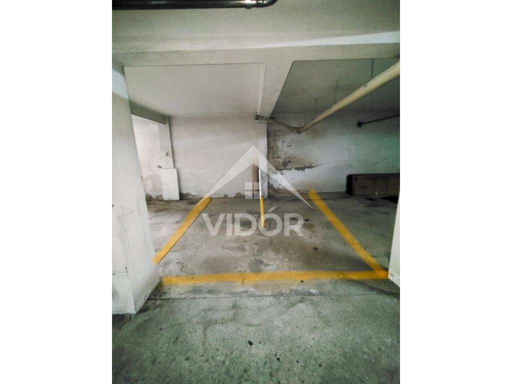 Garagem na Rua Camilo Pessanha - Montes Burgos - Grande imagem: 2/3