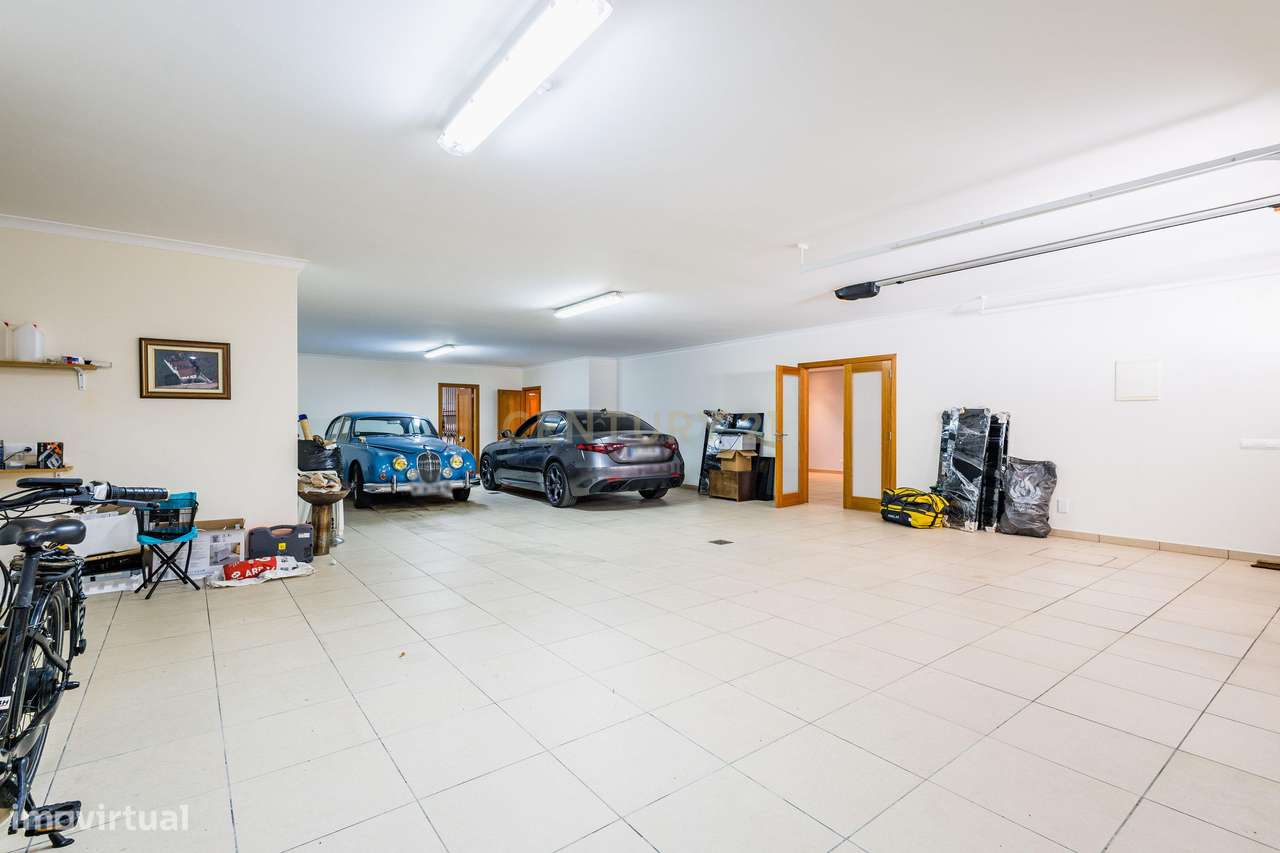 Moradia Exclusiva com Piscina, Jardim e Áreas Amplas-32