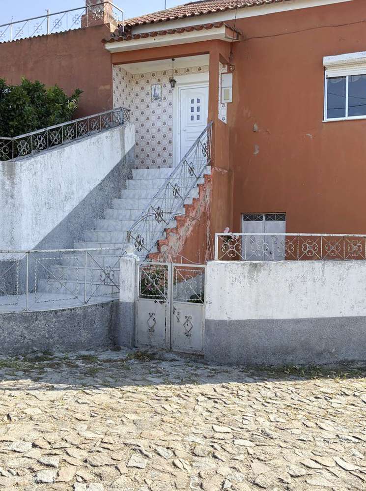 Moradia T5 Isolada com Jardim e Varanda-20