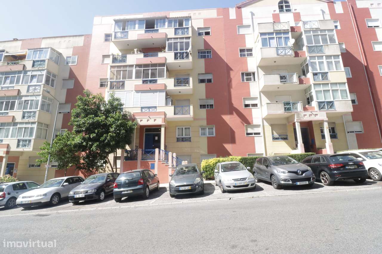 Apartamento Duplex T4+1 de ampla área, em Mem Martins-0