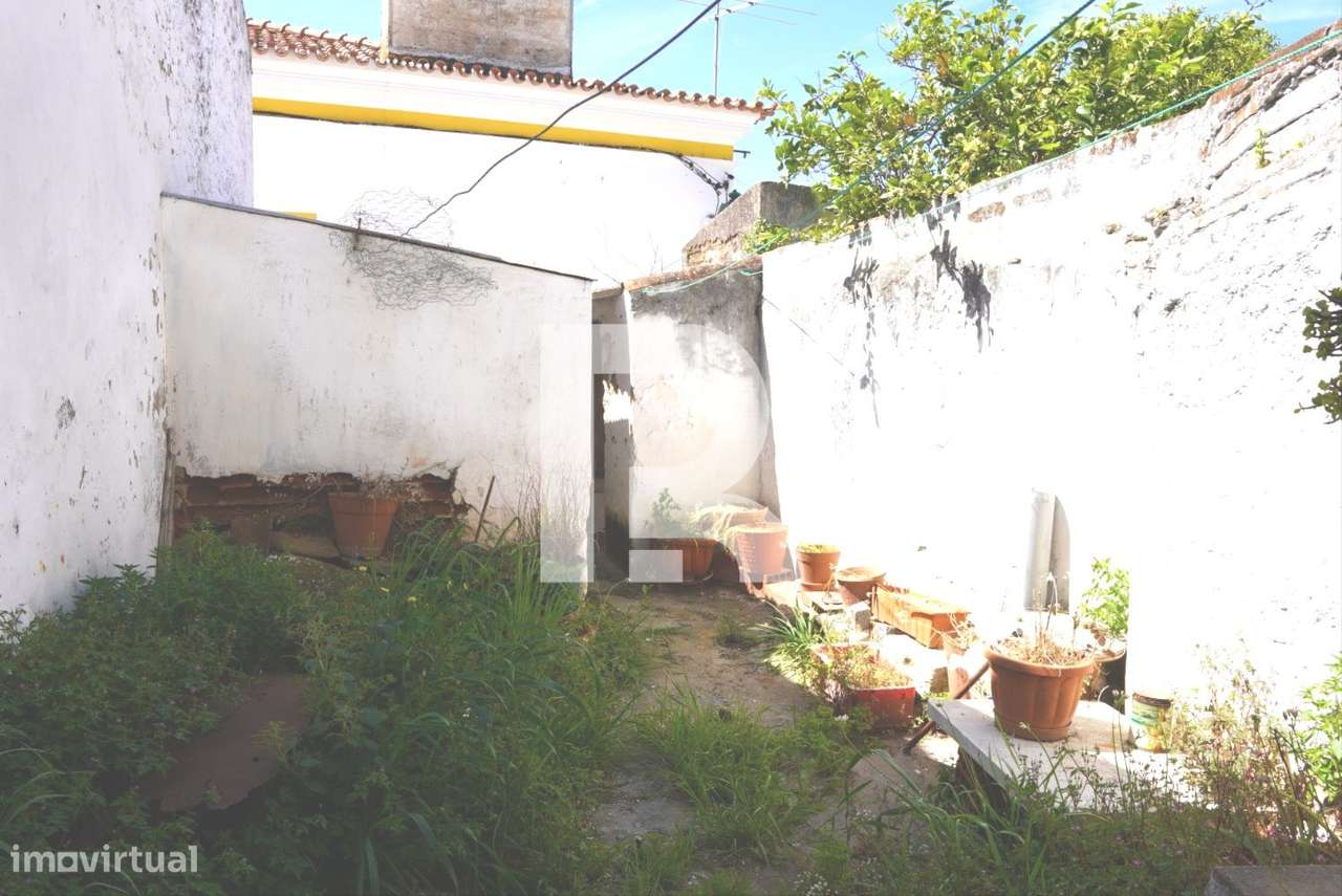 Moradia  T7 de 2 pisos p/ recuperação total em Avis-13