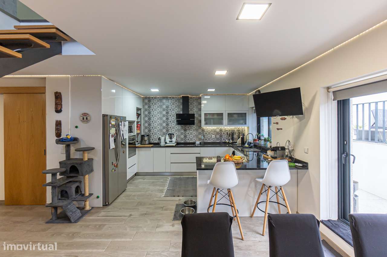 Moradia T4+1 renovada com anexo e jardim em Canidelo-5