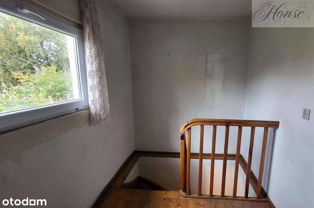 Stary , kameralny domek na obrzeżach miasta.-7