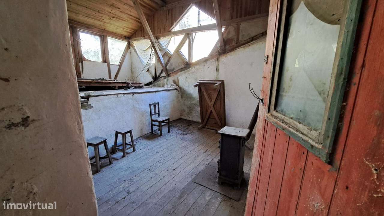 Quinta com casa para recuperar junto a ribeiro-16