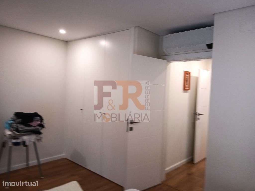 Excelente !!Apartamento T2 Semi- Novo com Varanda e Garagem-17