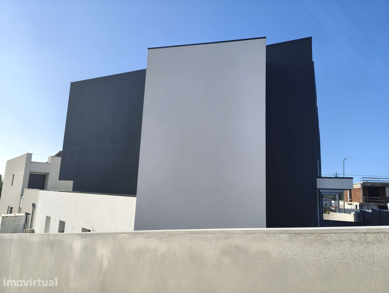 MORADIA NOVA - Com PISCINA  e  JARDIM .-30