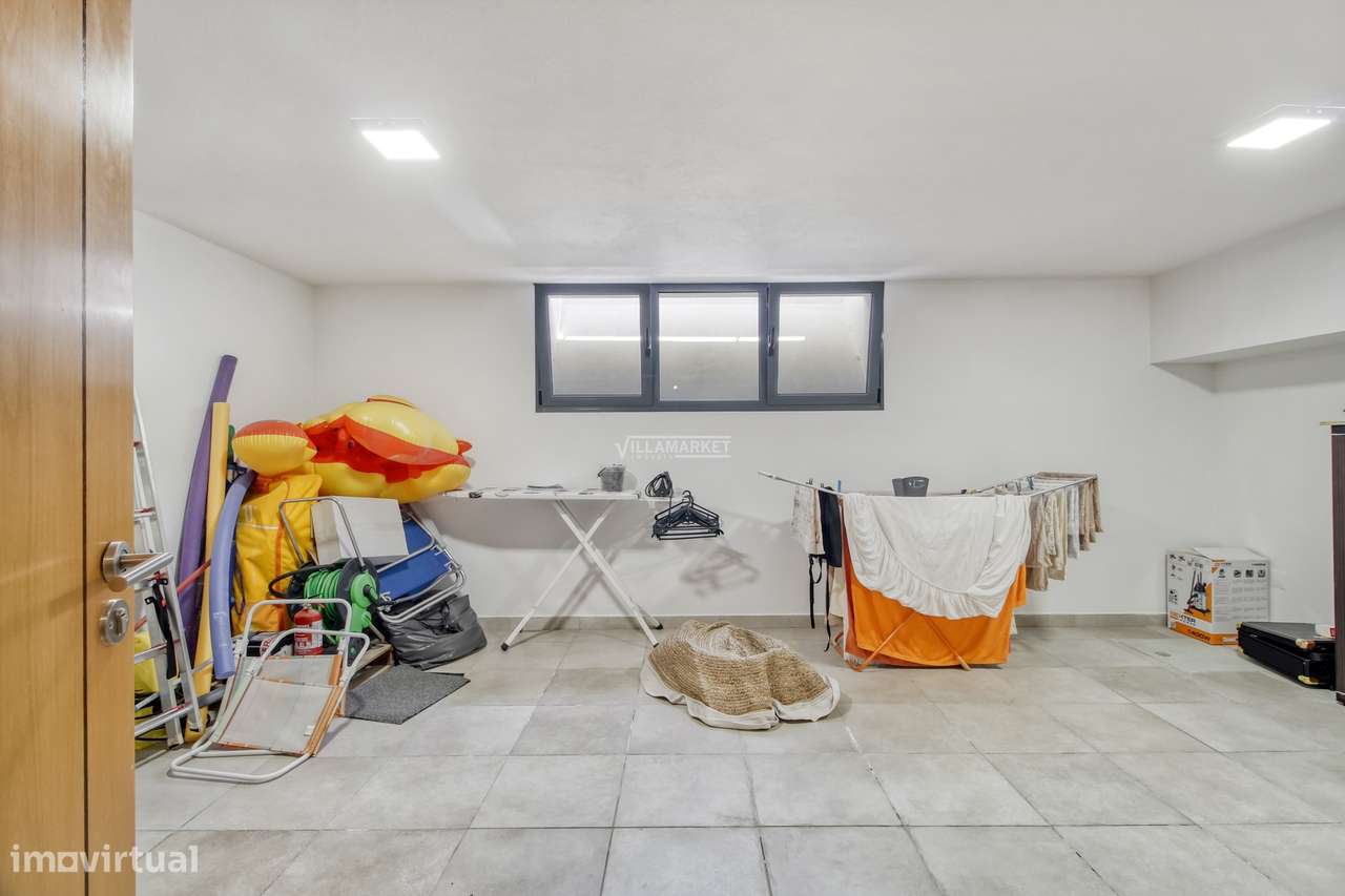 Moradia V3 + 2 em Banda inserida em condomínio com piscina e garagem s-32