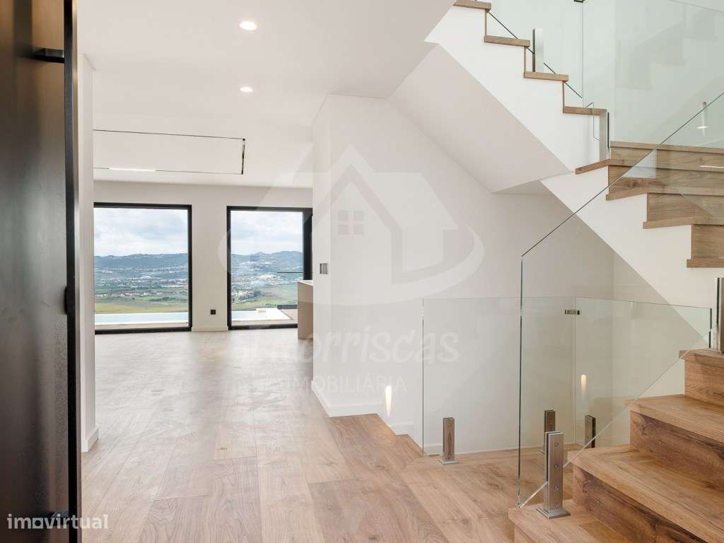 Moradia T4 com piscina e vista panorâmica em São João da Talha-13