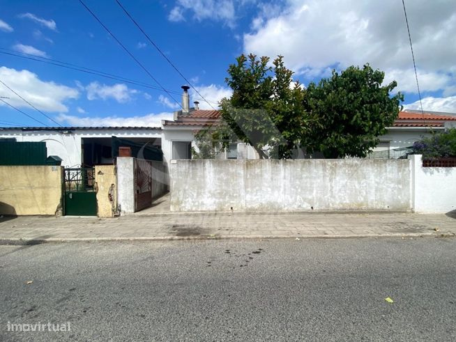 Moradia T2 com sótão aproveitado no Bairro da CAR em Camarate, Loures-24