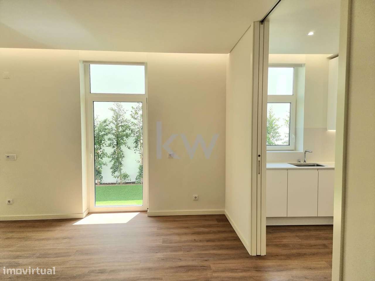 Apartamento T2, terraço de 53m2 novo, na praça do Chile com garagem - Grande imagem: 5/10