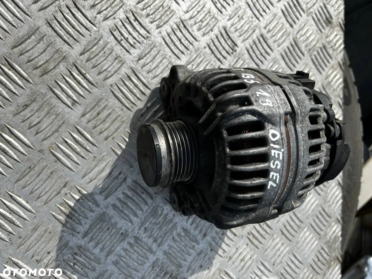 VW PASSAT 1.9 DIESEL ALTERNATOR - 4