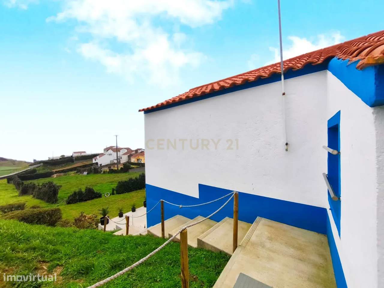 Moradia Totalmente Renovada com 2 Apartamentos T1 e Vista Mar na Algar - Grande imagem: 4/32