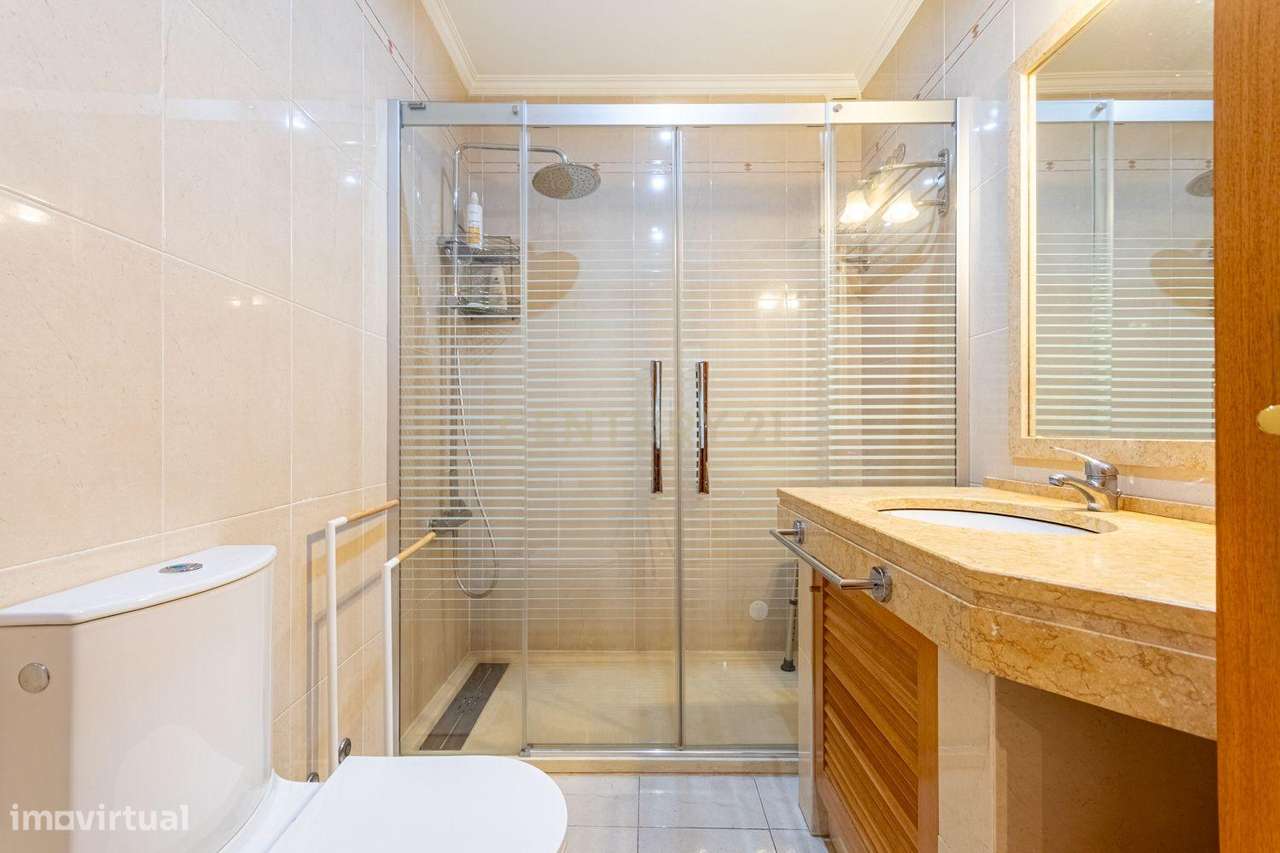 T3 com duas varandas na Rua Pulido Valente Colinas do Cruzeiro-26