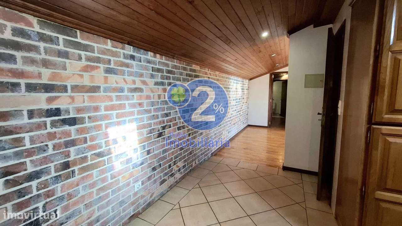 Apartamento T5 Duplex com Logradouro - Pousos-46