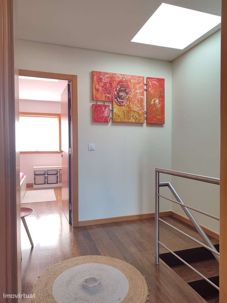 Moradia T4(2 suites) + escritório, cond.fechado à Estrada Nacional N.1-34