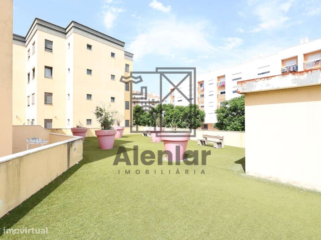 T2 no Carregado - Condominio Fechado-22